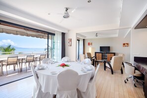 アパートメント 3 ベッドルーム オーシャンビュー | リビング エリア | 26 インチの薄型テレビ (衛星放送視聴可)、テレビ