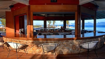 2 bares/lounges, saguão/lounge