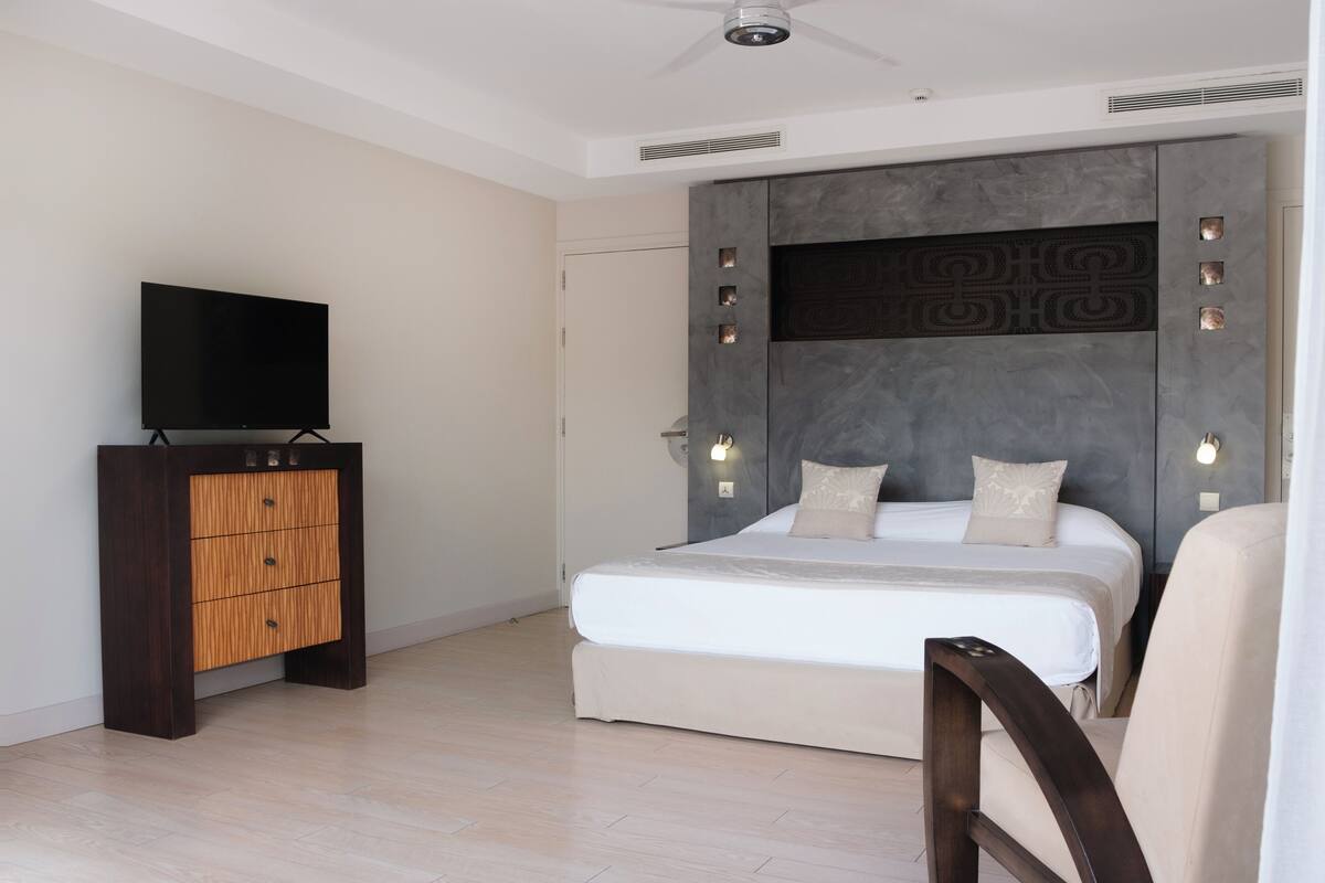 ห้องสวีท, วิวสวน | เครื่องนอนระดับพรีเมียม, ตู้นิรภัยในห้องพัก, โต๊ะทำงาน, ผ้าม่านกันแสง