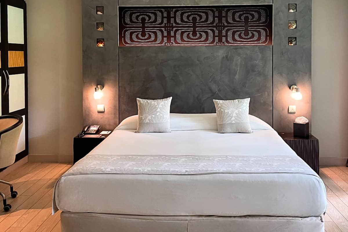 standard room | 3 bedrooms, premium bedding, in-room safe, desk