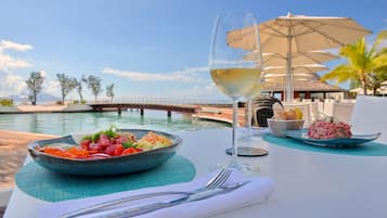 2 restaurants; breakfast, lunch and dinner served