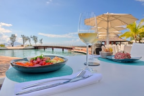 2 restaurants; breakfast, lunch and dinner served  - Te Moana Tahiti Resort (Punaauia)