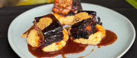 2 restaurants, breakfast, lunch, dinner served; international cuisine