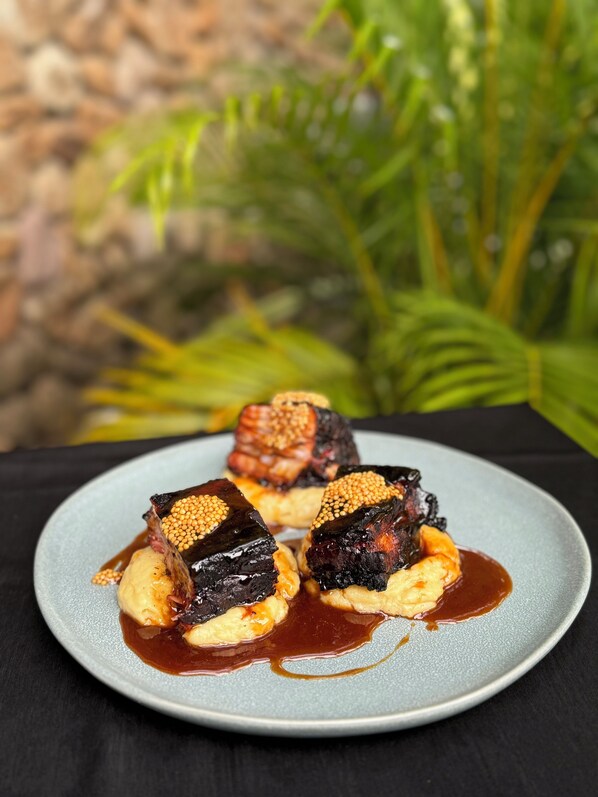 2 restaurants, servant le déjeuner et le dîner; cuisine internationale