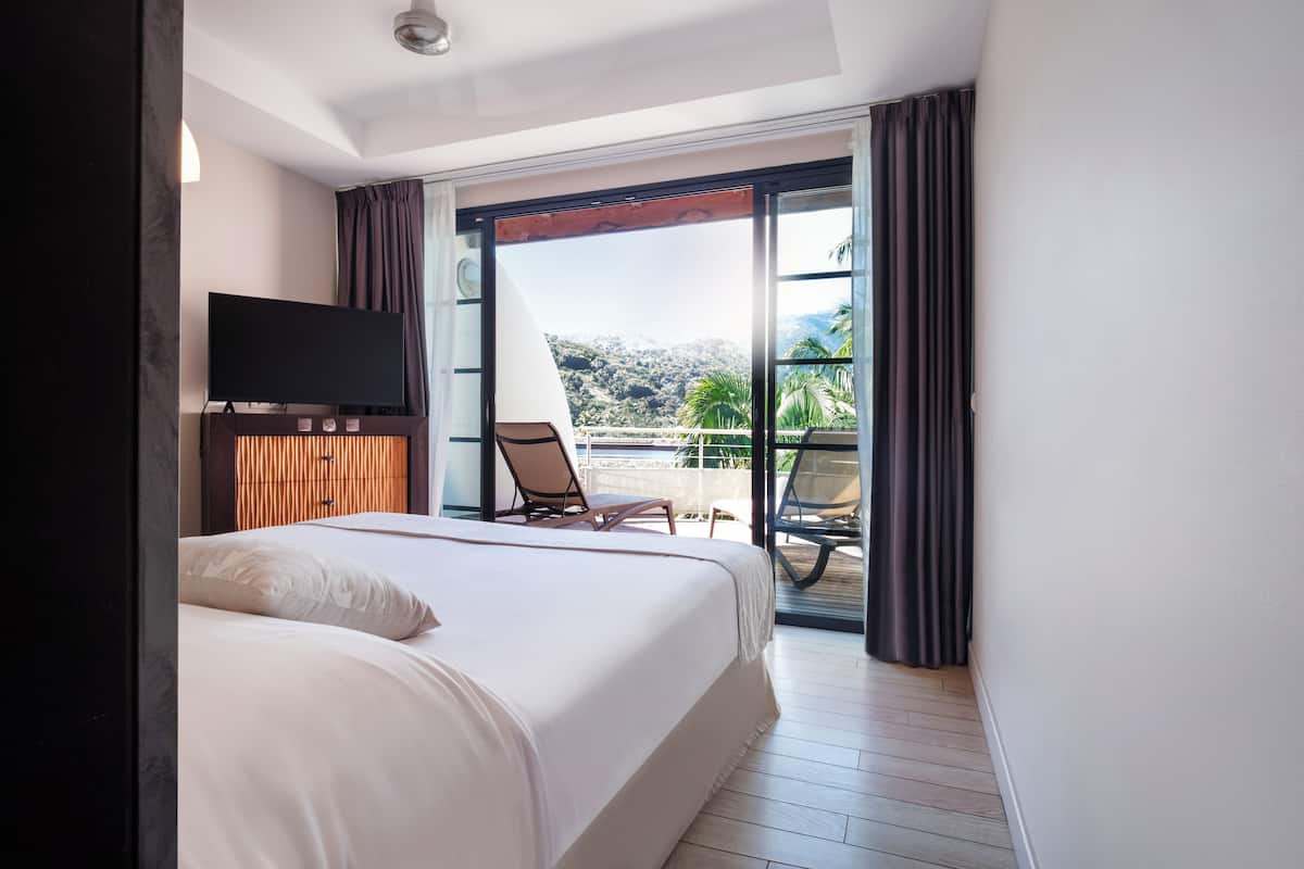 3 bedrooms, premium bedding, in-room safe, desk