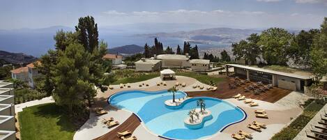 AuĂenpool (je nach Saison geöffnet), Sonnenschirme, LiegestĂŒhle