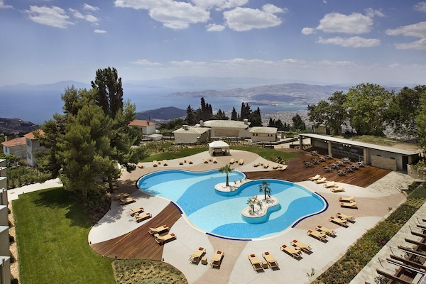 AuĂenpool (je nach Saison geöffnet), Sonnenschirme, LiegestĂŒhle