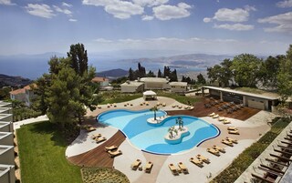 Seasonal outdoor pool, pool umbrellas, sun loungers