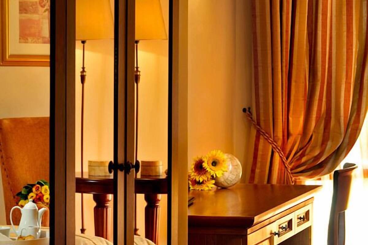 classic double room, sea view (panoramic) | living area | tv