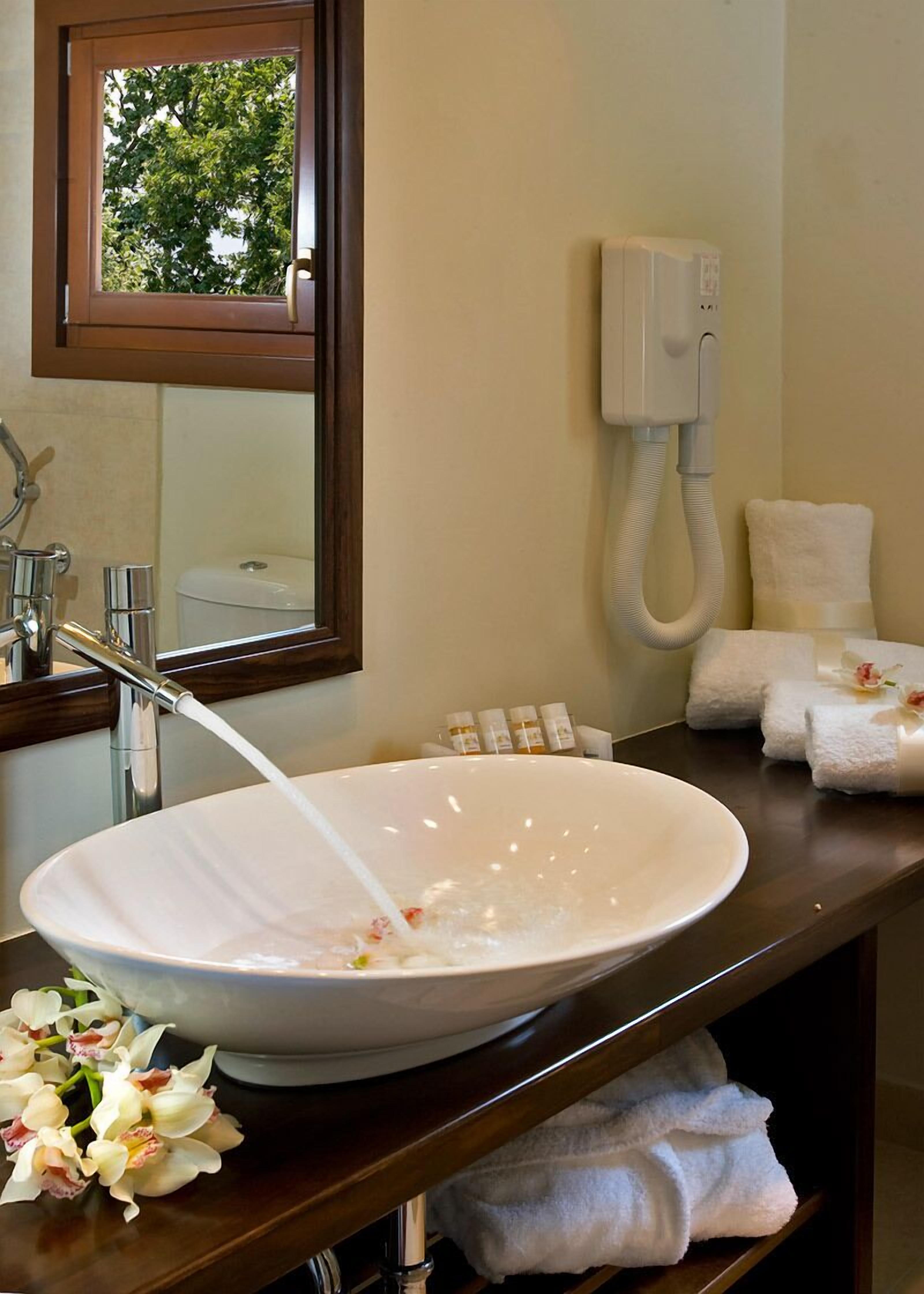 classic double room, sea view (panoramic) | bathroom sink