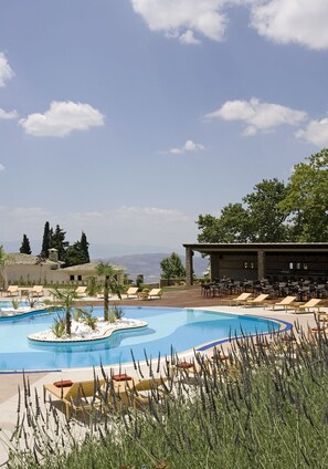 Suite junior, terraza, vistas a la piscina | Minibar, caja fuerte, escritorio y cortinas opacas