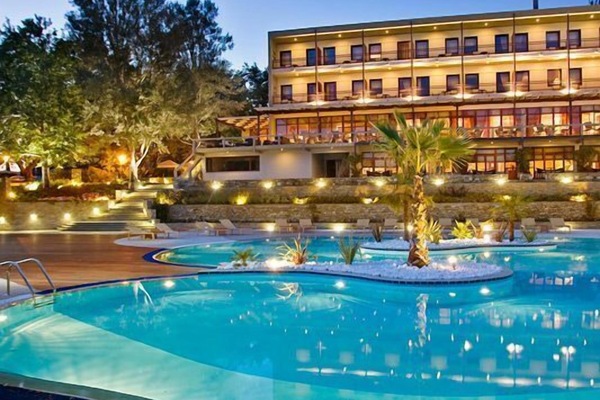 Een seizoensgebonden buitenzwembad en parasols bij het zwembad