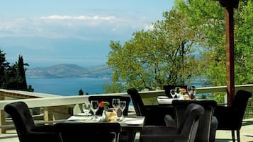 2 εστιατόρια που σερβίρουν πρωινό, μεσημεριανό με μεσογειακή κουζίνα