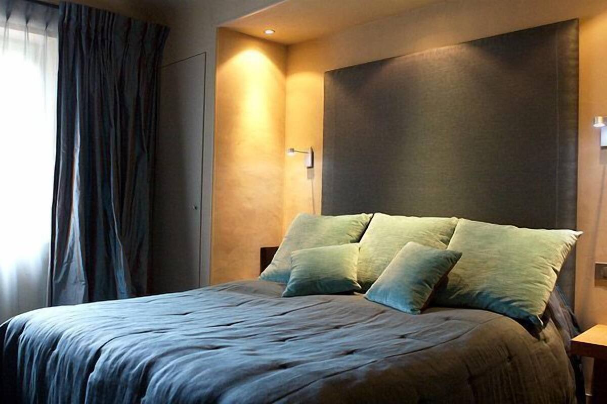 Classic Room, 1 Queen Bed | Minibar, in-room safe, blackout drapes, cribs (surcharge)