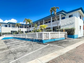 Bedroom Suite Oceanside King | Street view at Hollywood Beach Hotels