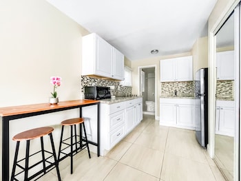 Superior Courtyard 1 Queen Full Kitchen | Private kitchen | Fridge, microwave, stovetop, coffee/tea maker at Hollywood Beach Hotels