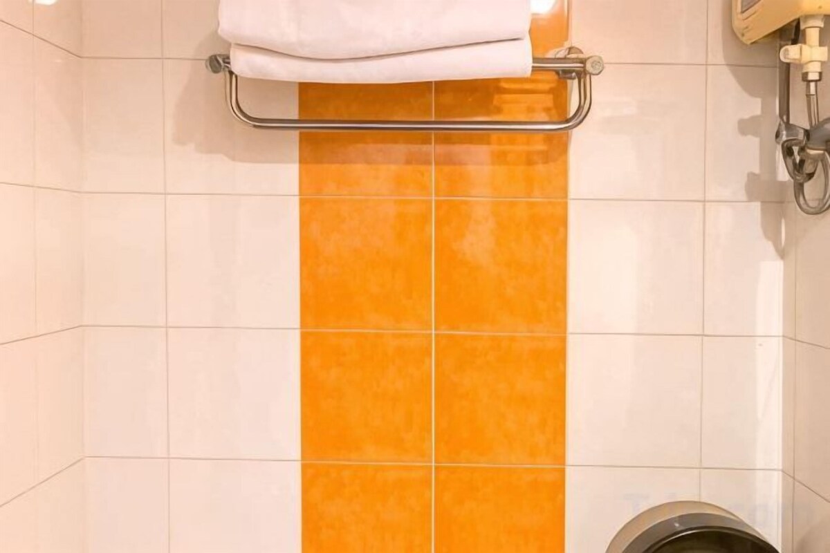 Shower, perlengkapan mandi gratis, pengering rambut, dan jubah mandi