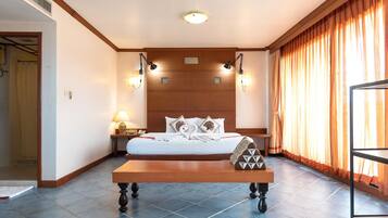 Premier dubbelrum | Minibar, värdeförvaringsskåp på rummet och skrivbord