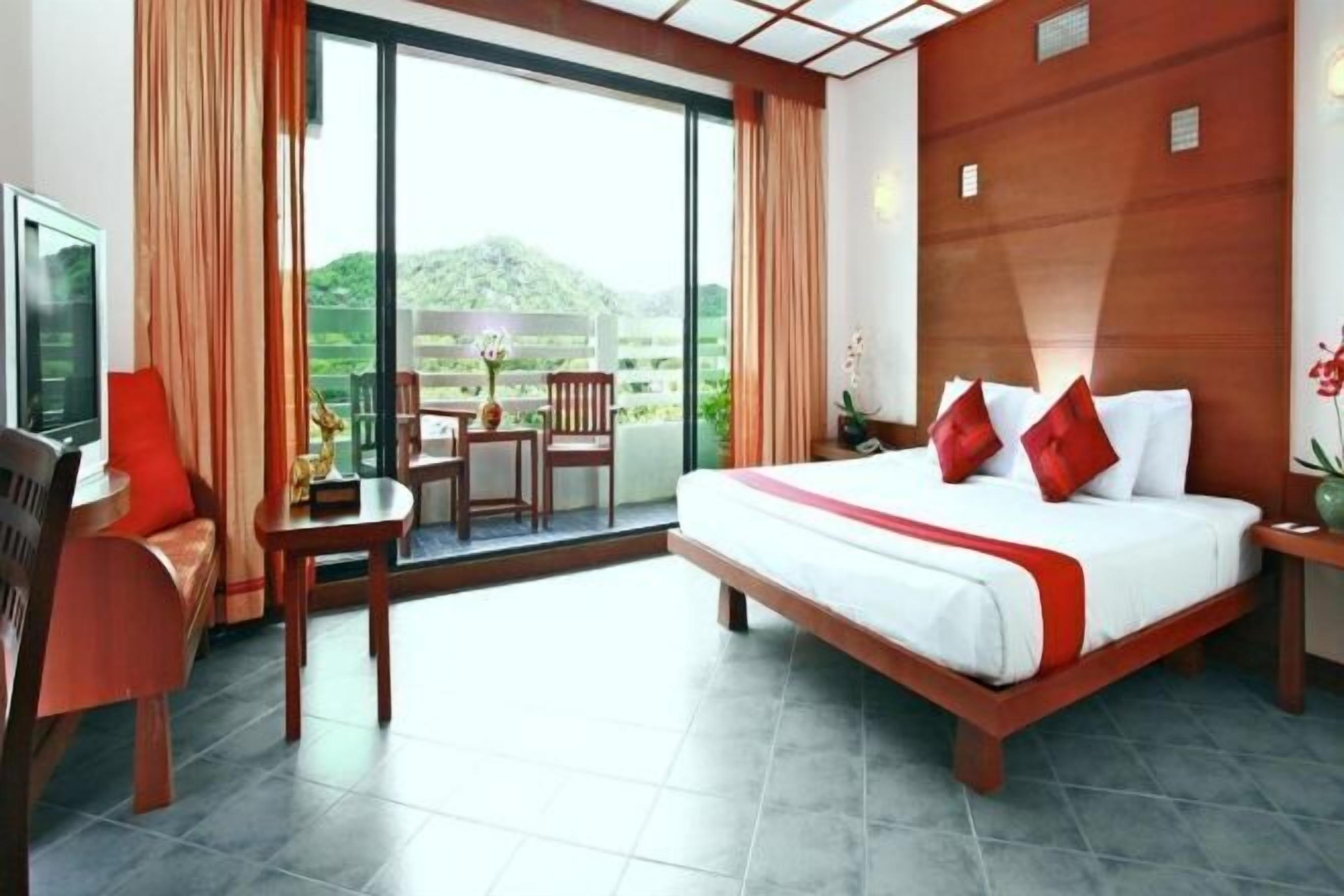 Minibar, két bảo mật tại phòng, bàn 