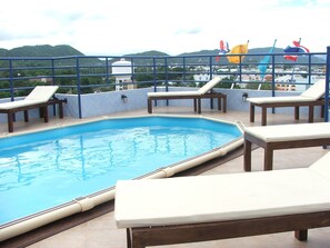 Ulkouima-allas avoinna 7.00–19.00, aurinkotuoleja