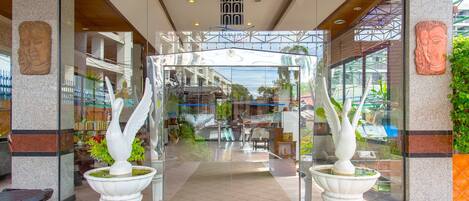 Vista frontal de la propiedad