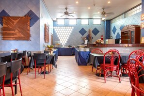 Desayuno buffet diario (THB 150 por persona)