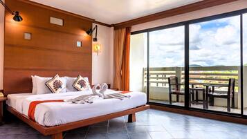 Premier Double Room | Minibar, in-room safe, desk, laptop workspace