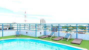 AuĂenpool, geöffnet von 07:00 Uhr bis 19:00 Uhr, LiegestĂŒhle