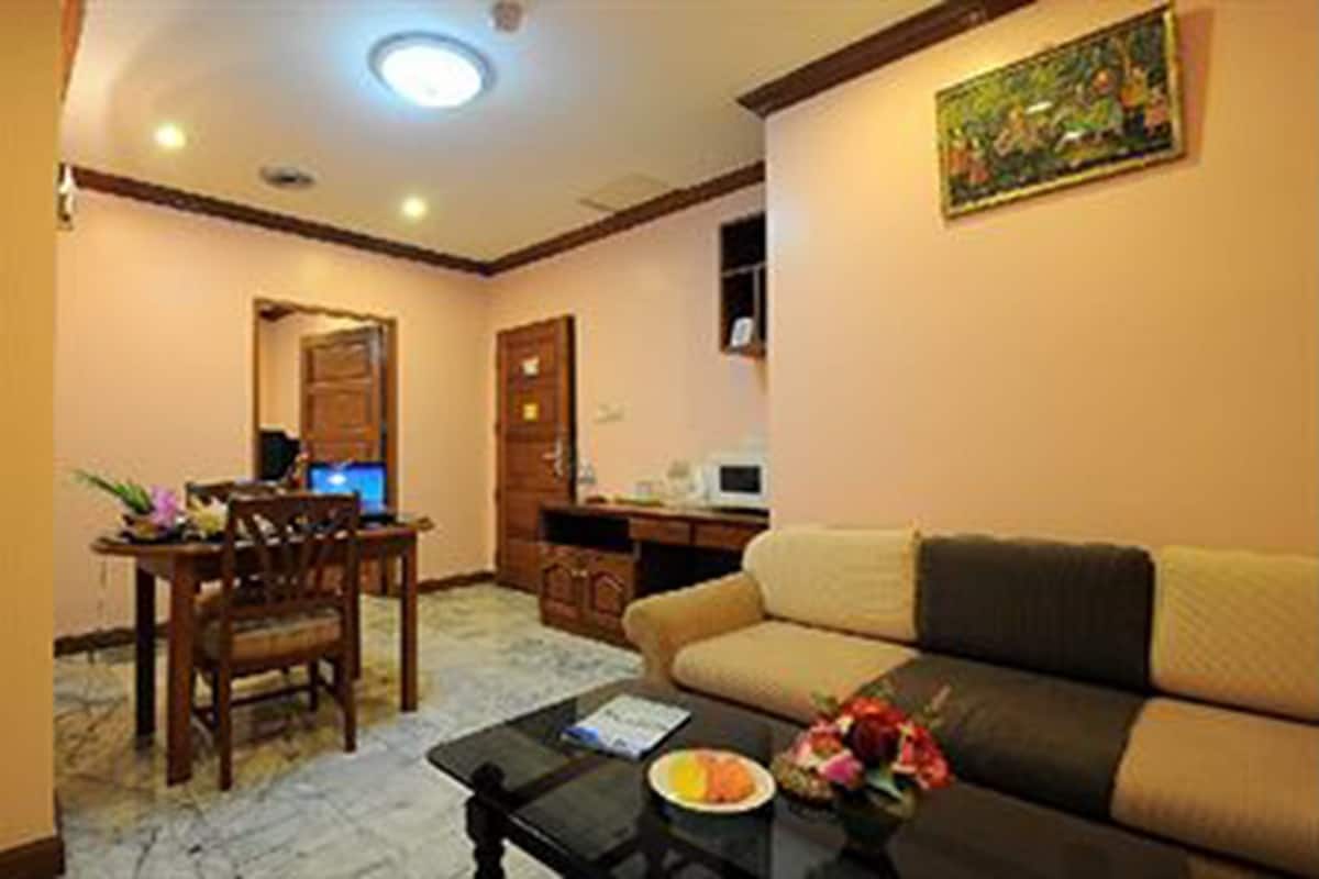Deluxe Room | Minibar, in-room safe, desk, WiFi (free)