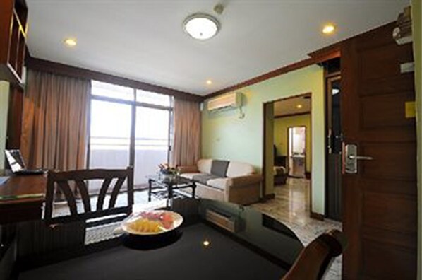 Presidential Suite, 2 Bedrooms | Living room