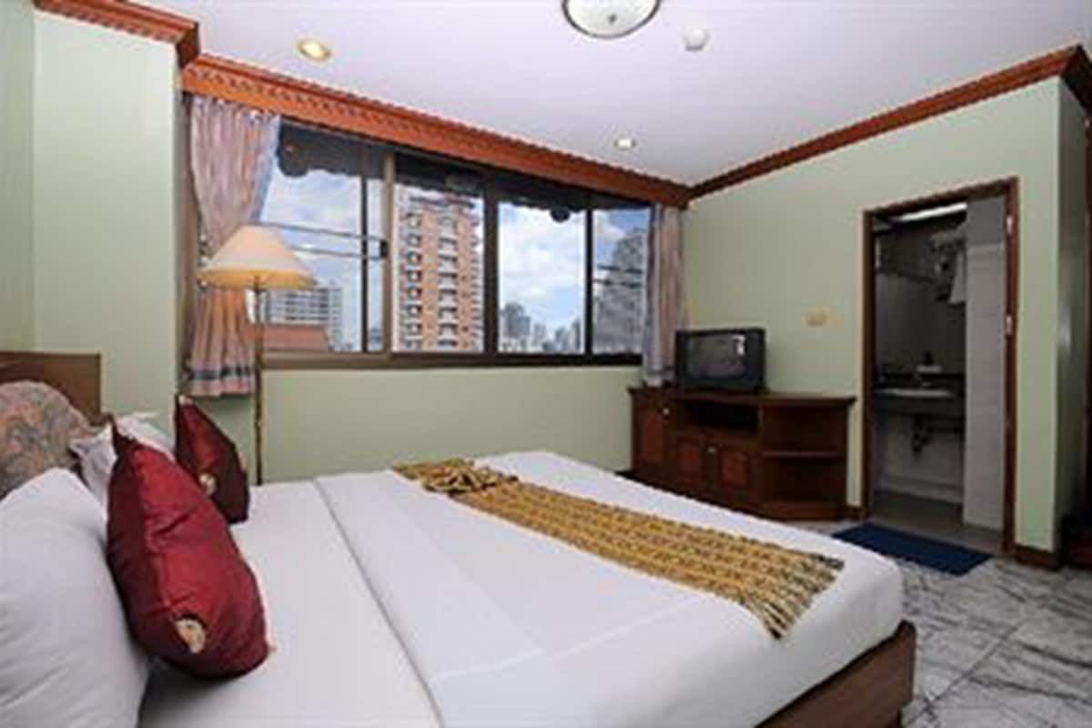 Minibar, in-room safe, desk, WiFi (free)