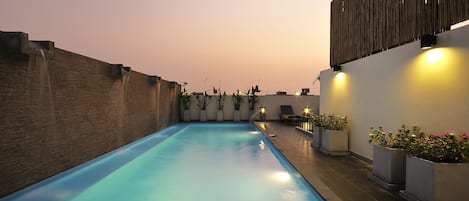 Piscina externa, funciona das 9h às 20h, espreguiçadeiras