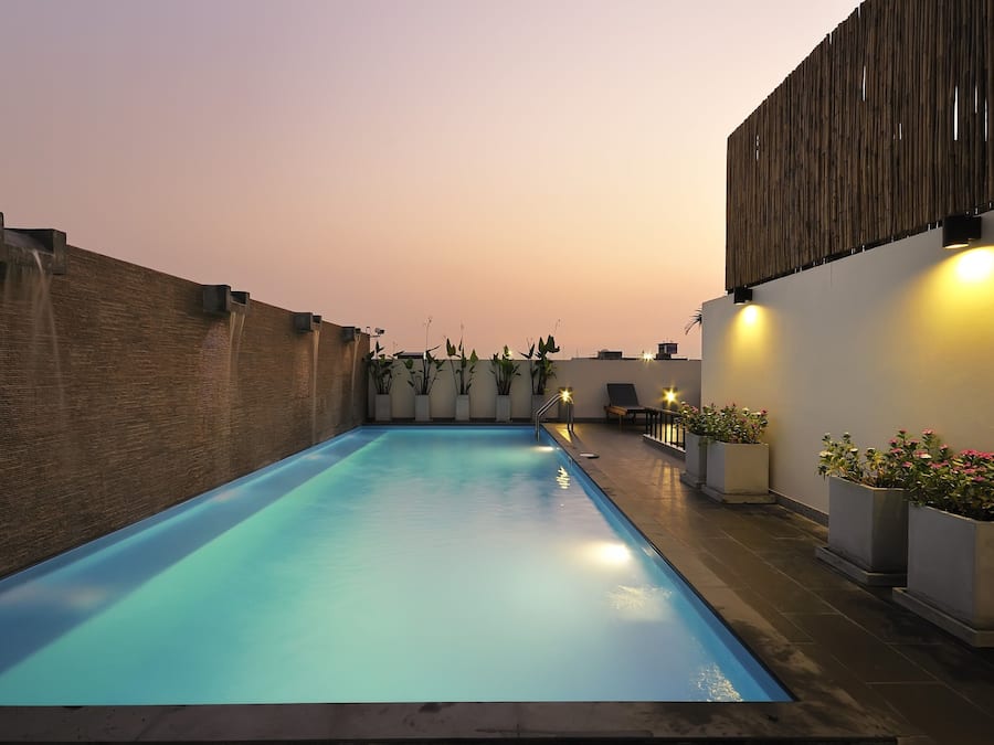 Piscina externa, funciona das 9h às 20h, espreguiçadeiras