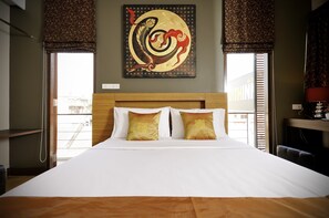 Phòng đôi Deluxe | Minibar, két bảo mật tại phòng, bàn, màn/rèm cản sáng 