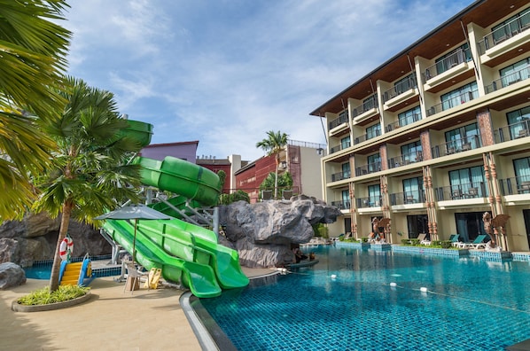 2 piscinas al aire libre, sombrillas