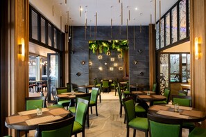 Daily buffet breakfast for a fee - Ananta Burin Resort (Krabi)