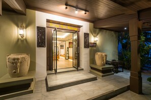 Couples treatment room(s), Thai massages, body scrubs, facials