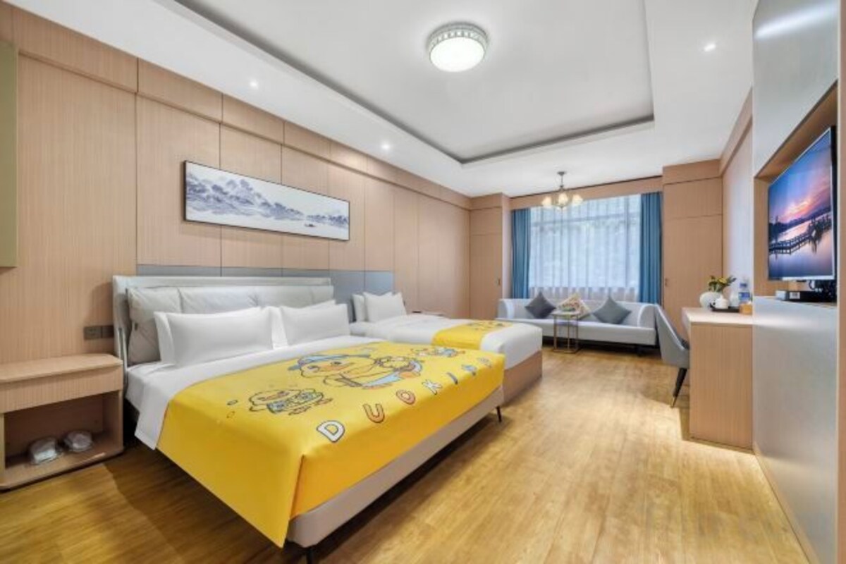 Minibar, màn/rèm cản sáng, nôi/giường cho trẻ sơ sinh