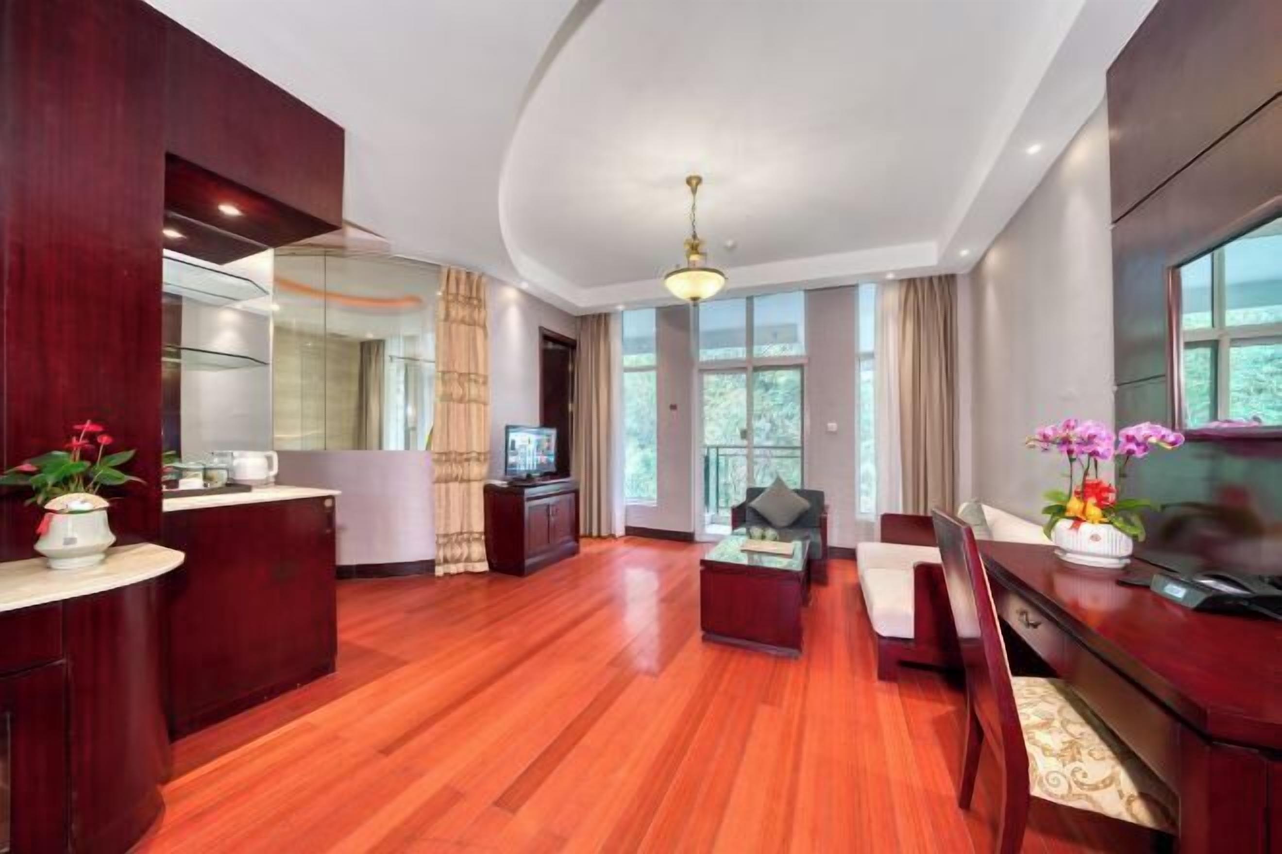 Minibar, màn/rèm cản sáng, nôi/giường cho trẻ sơ sinh 