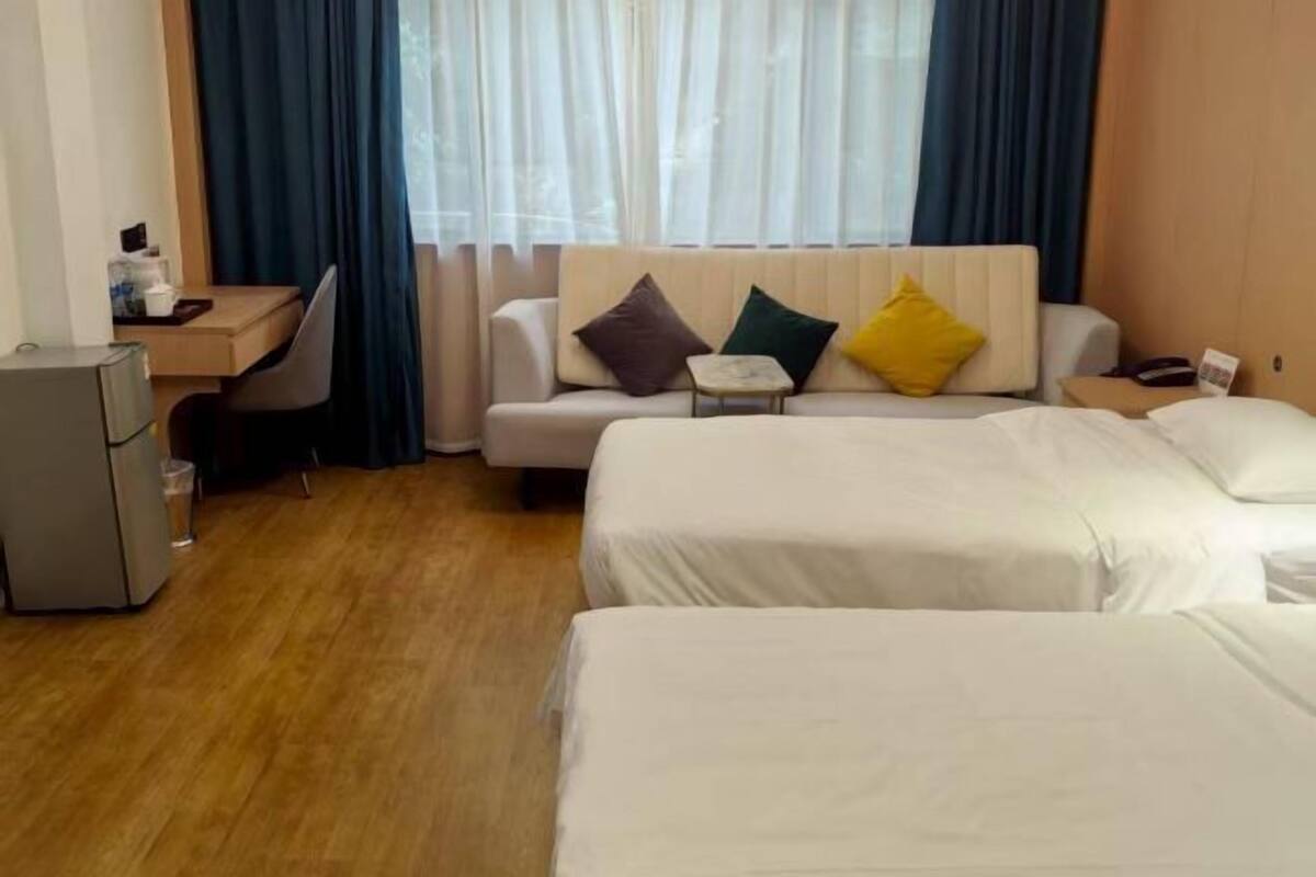 Minibar, cortinas blackout, cunas y internet por cable gratis