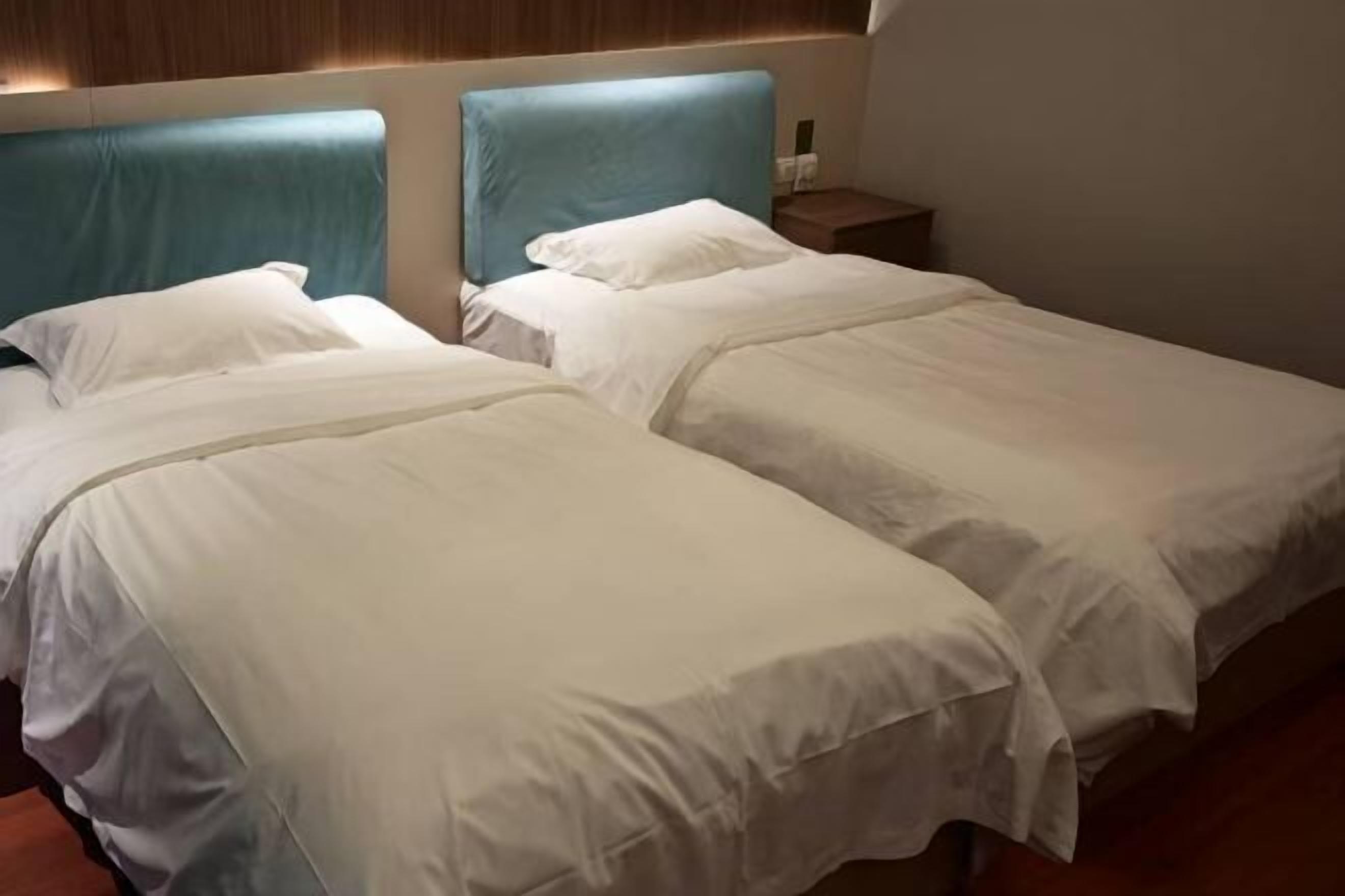 Minibar, màn/rèm cản sáng, nôi/giường cho trẻ sơ sinh 