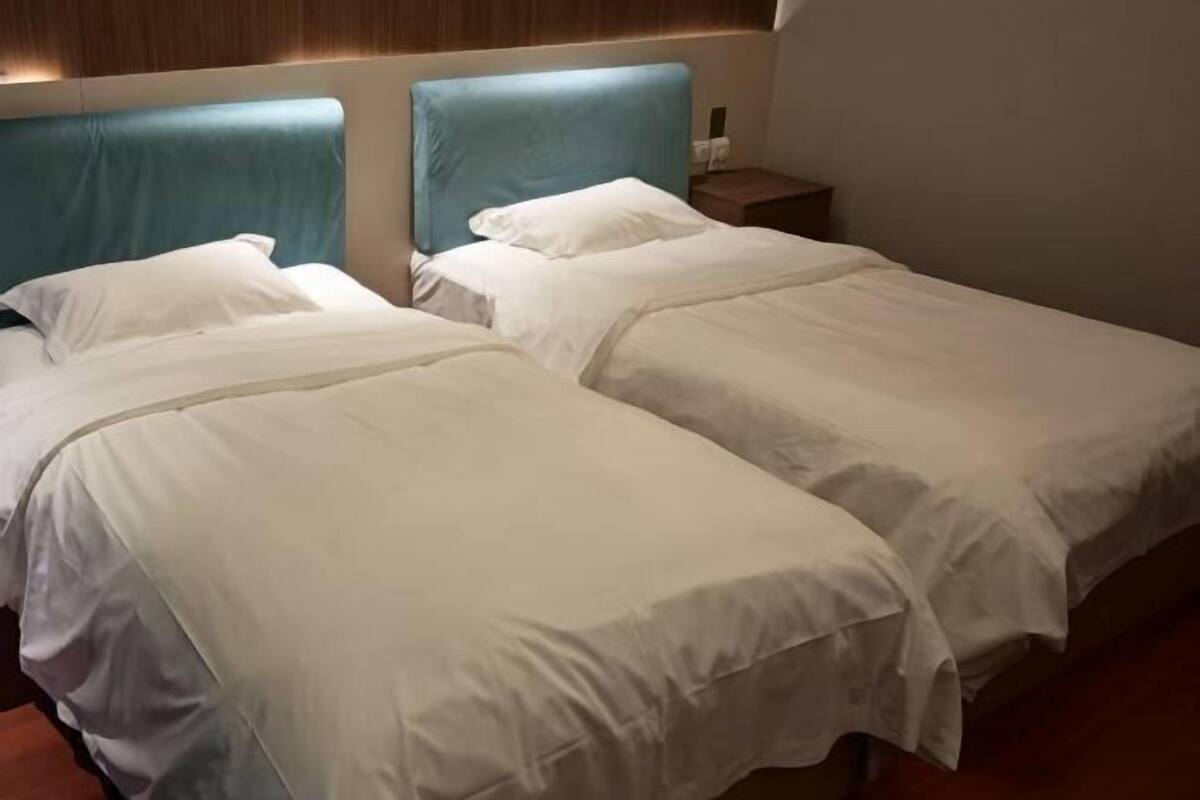 Minibar, màn/rèm cản sáng, nôi/giường cho trẻ sơ sinh