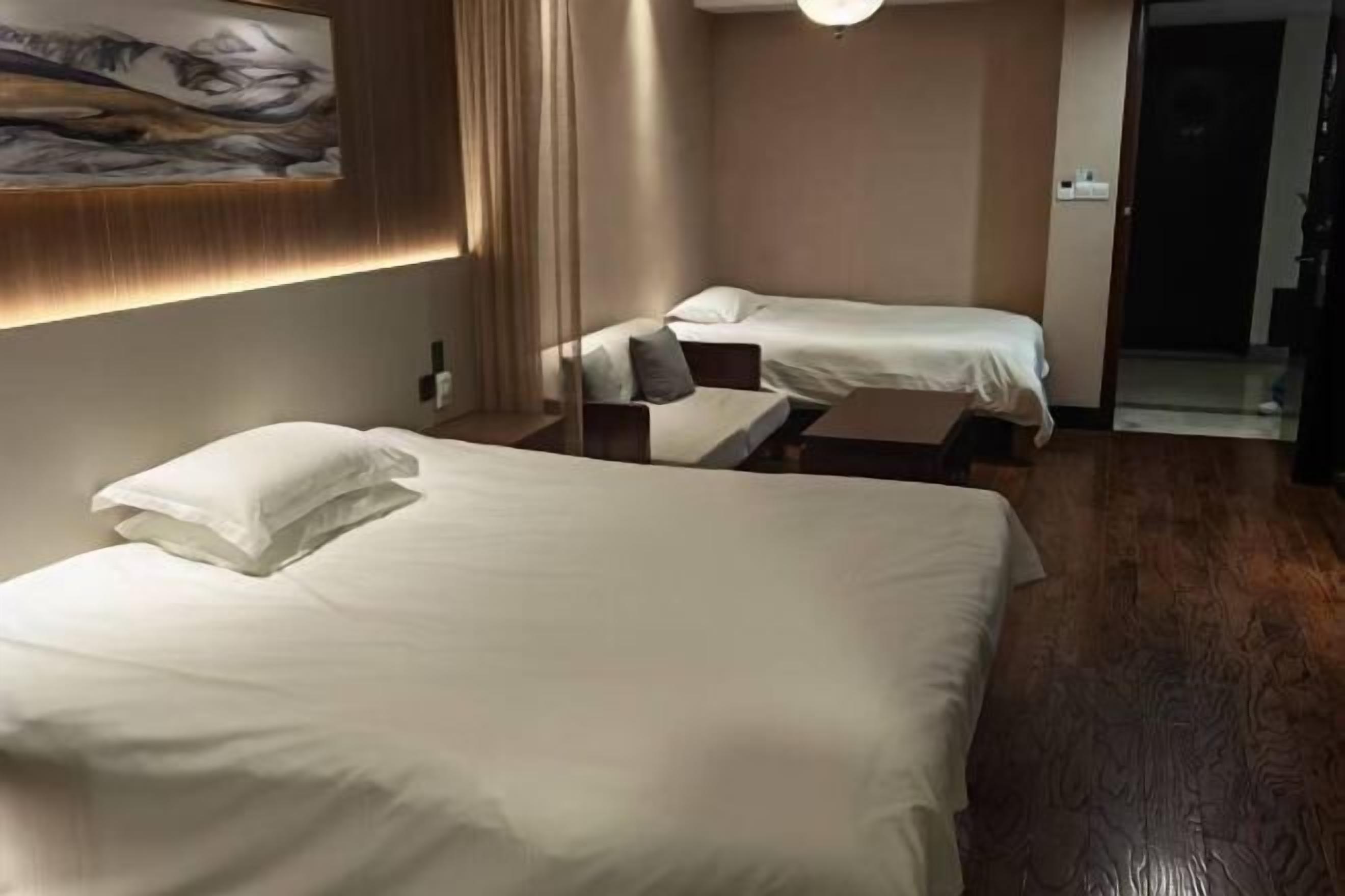 Minibar, màn/rèm cản sáng, nôi/giường cho trẻ sơ sinh 