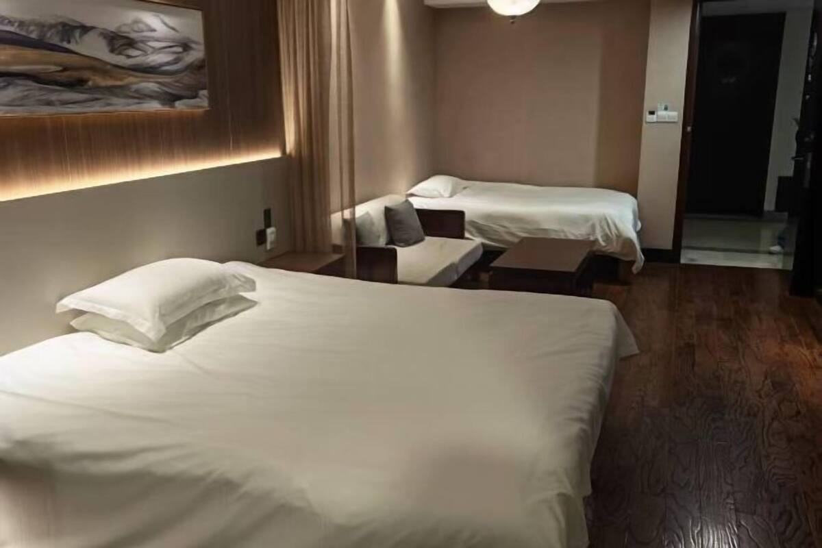 Minibar, màn/rèm cản sáng, nôi/giường cho trẻ sơ sinh