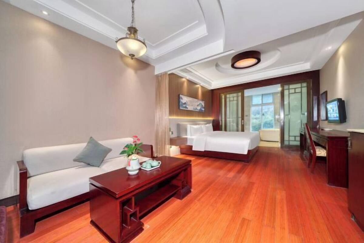 Minibar, màn/rèm cản sáng, nôi/giường cho trẻ sơ sinh