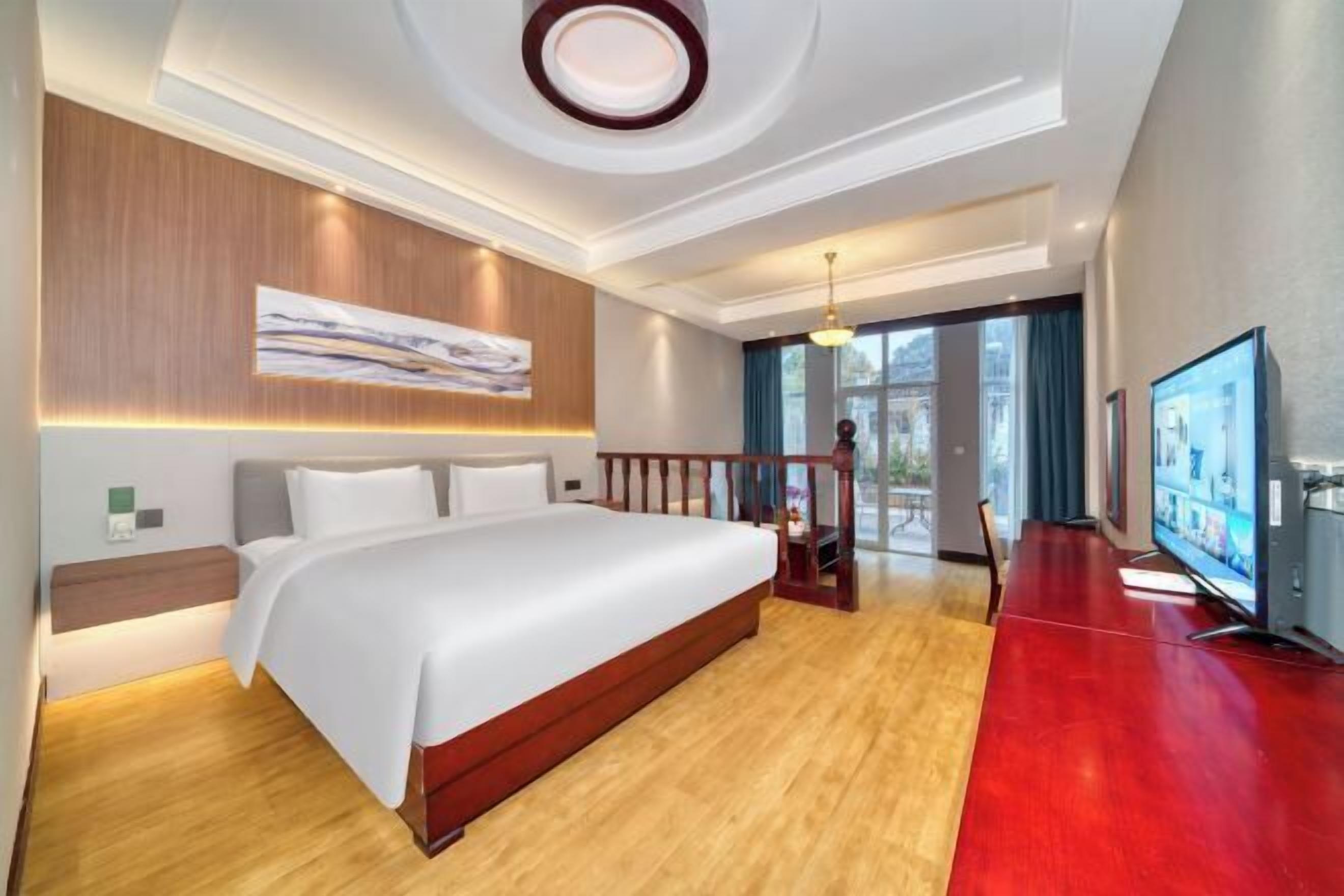 Minibar, màn/rèm cản sáng, nôi/giường cho trẻ sơ sinh 