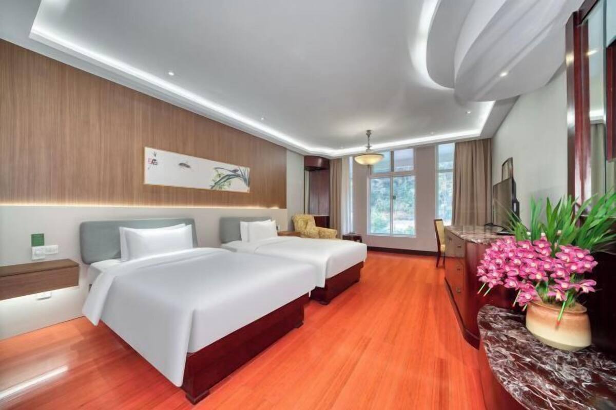 Minibar, màn/rèm cản sáng, nôi/giường cho trẻ sơ sinh