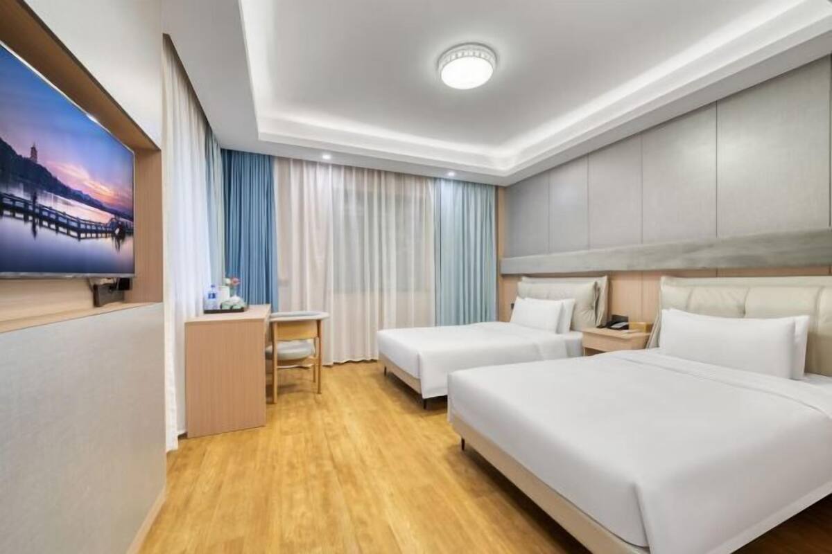 Minibar, blendingsgardiner, barnesenger og kablet internett (inkludert)