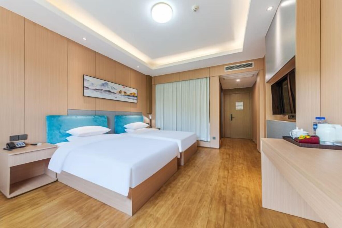 Minibar, màn/rèm cản sáng, nôi/giường cho trẻ sơ sinh 