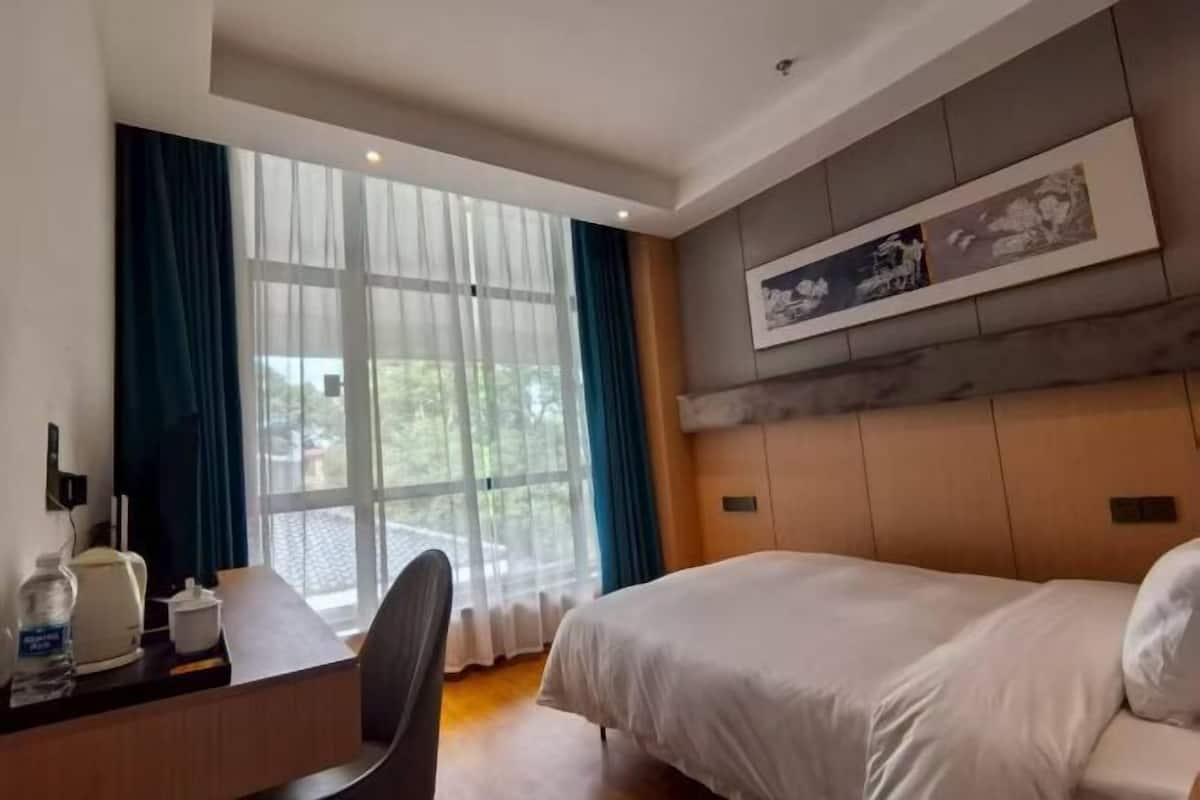 Frigobar, cortinas blackout, berços, acesso grátis à internet com fio